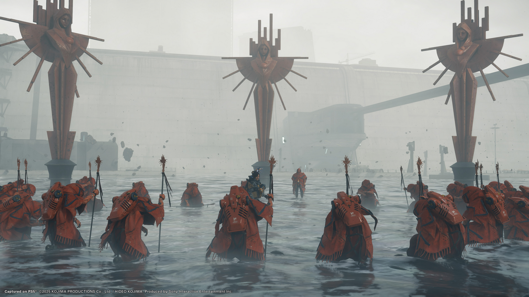 Una scena con figure in abiti rossi in piedi nell'acqua.