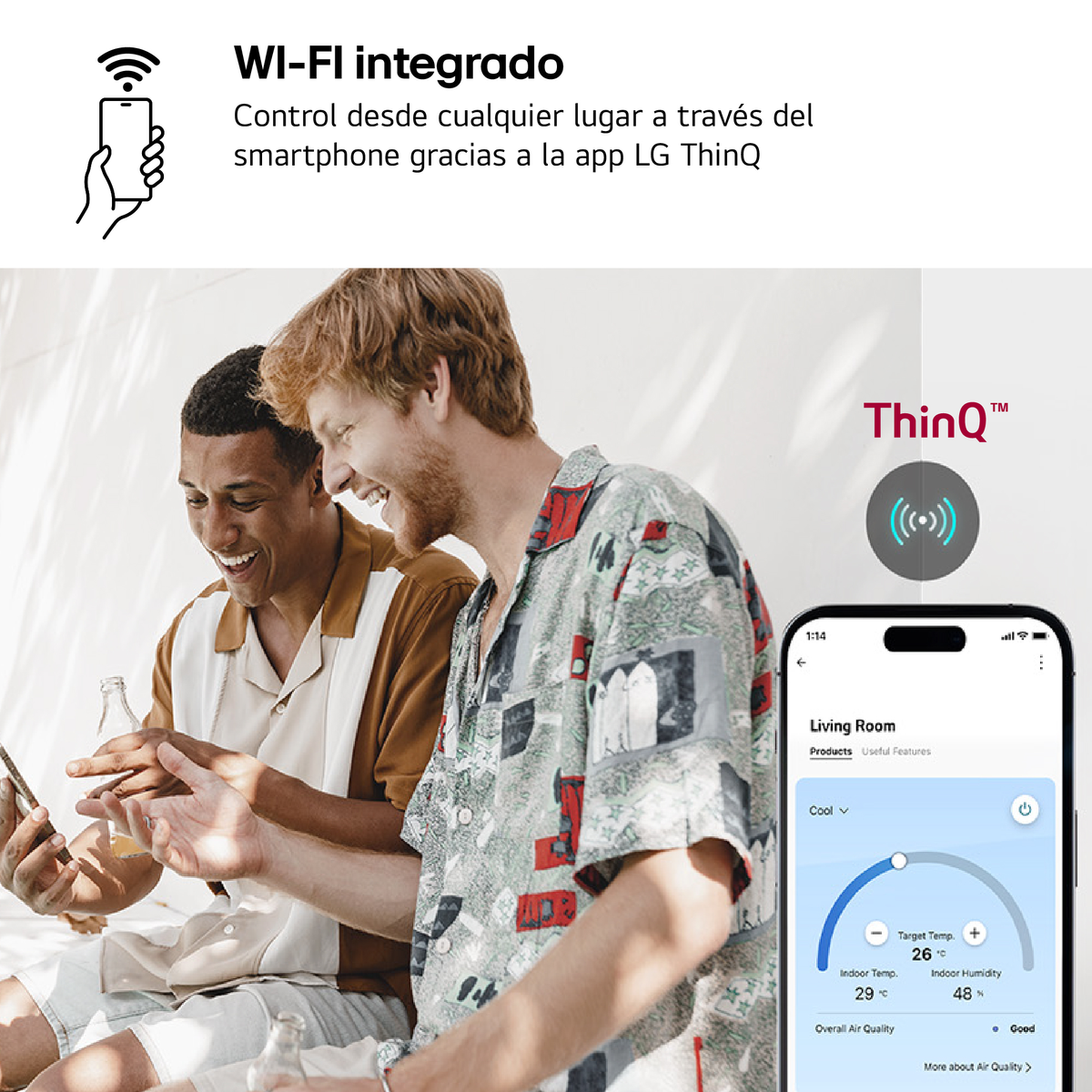 Dos hombres están mirando un teléfono. Se muestra un anuncio del producto para la aplicación LG ThinQ.