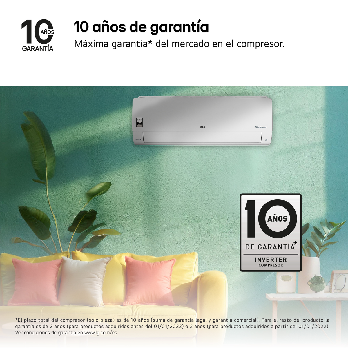 Un aire acondicionado en una pared sobre un sofá amarillo con almohadas y plantas. Hay una insignia de garantía.