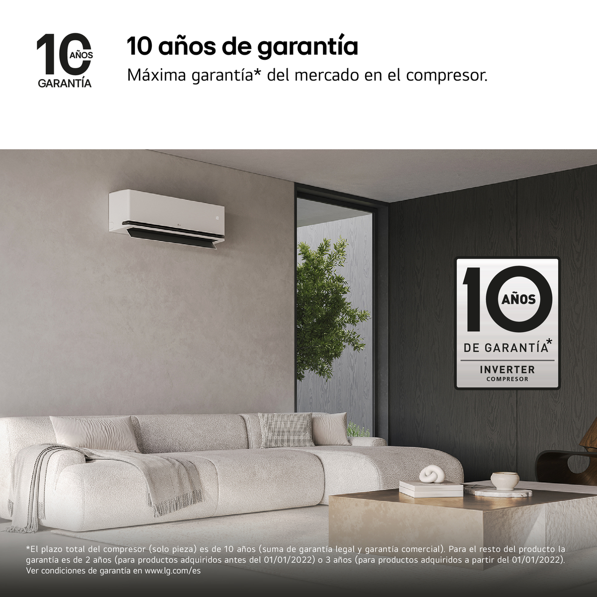 Salón con unidad de aire acondicionado, texto sobre garantía y características.