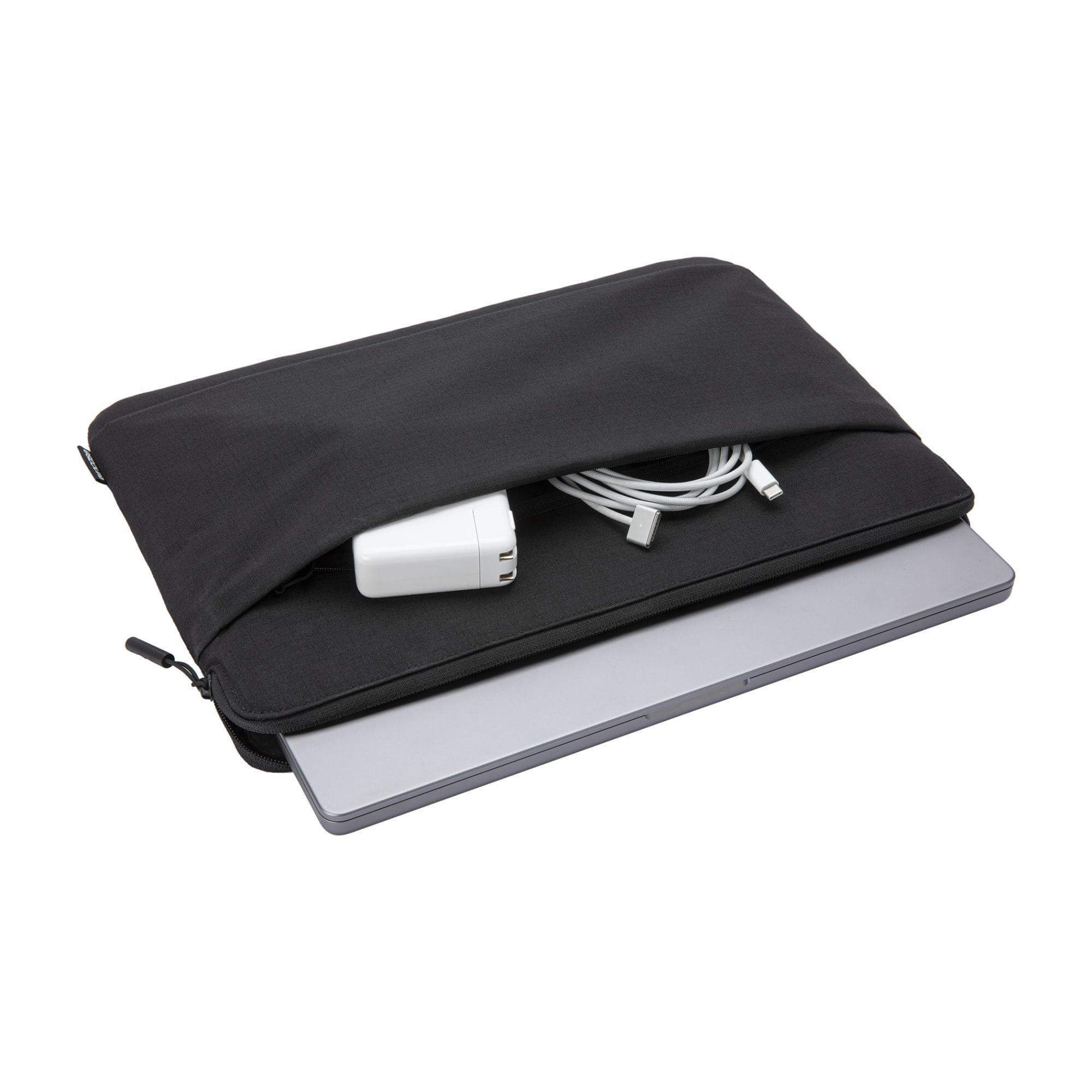 Una custodia nera per laptop con cerniera, un laptop, un caricabatterie e un cavo.