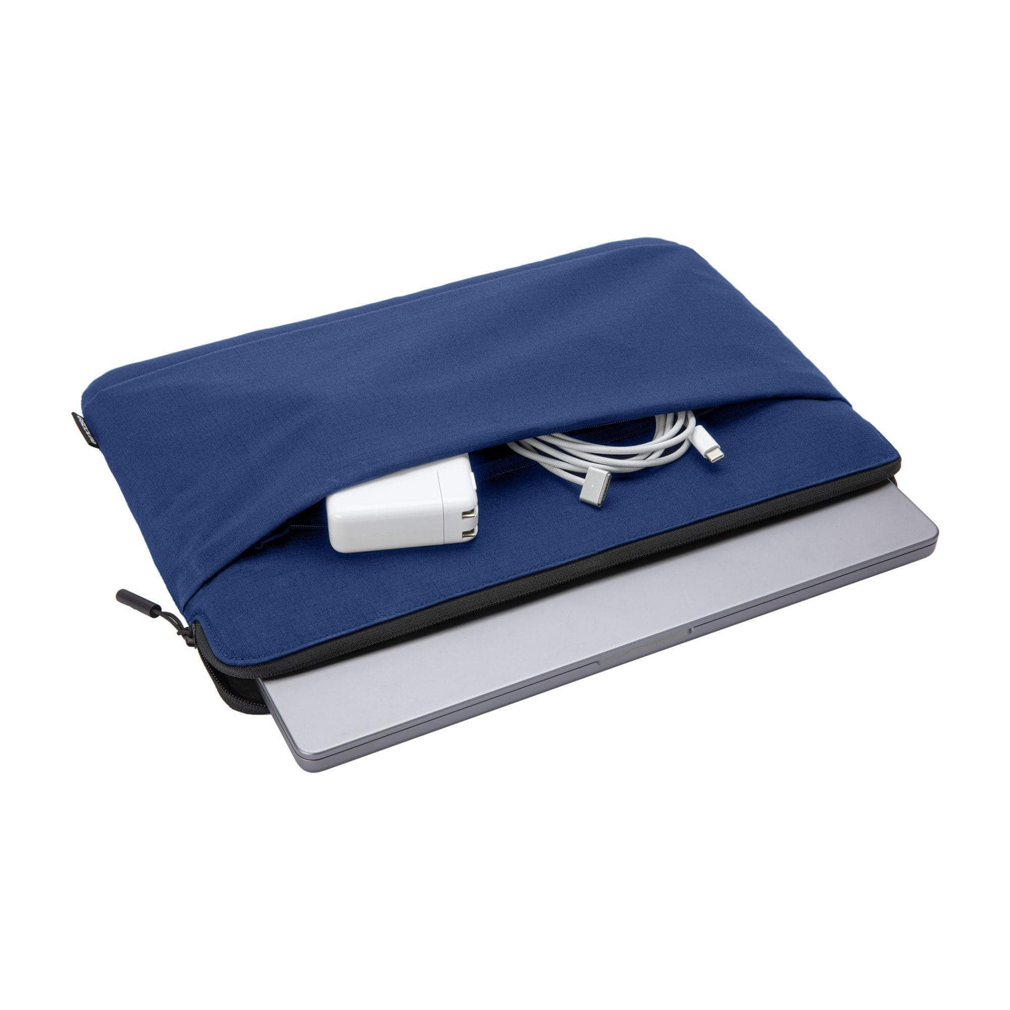 Custodia blu per laptop con laptop, caricabatterie e cavo all'interno, su sfondo bianco.