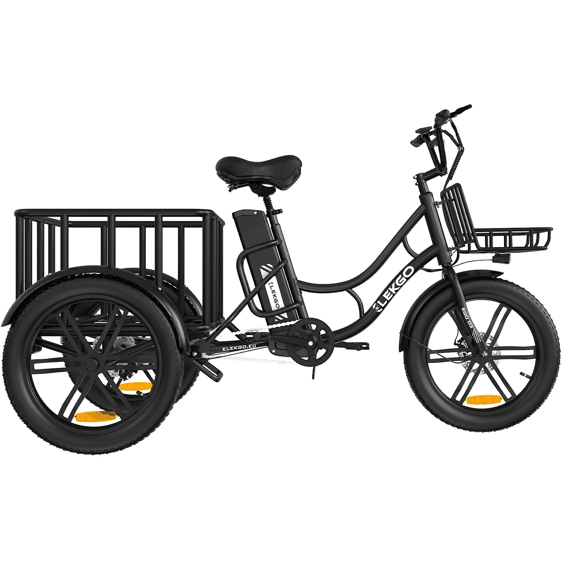 Schwarzes Elektro-Dreirad mit Transportbox und Korb.