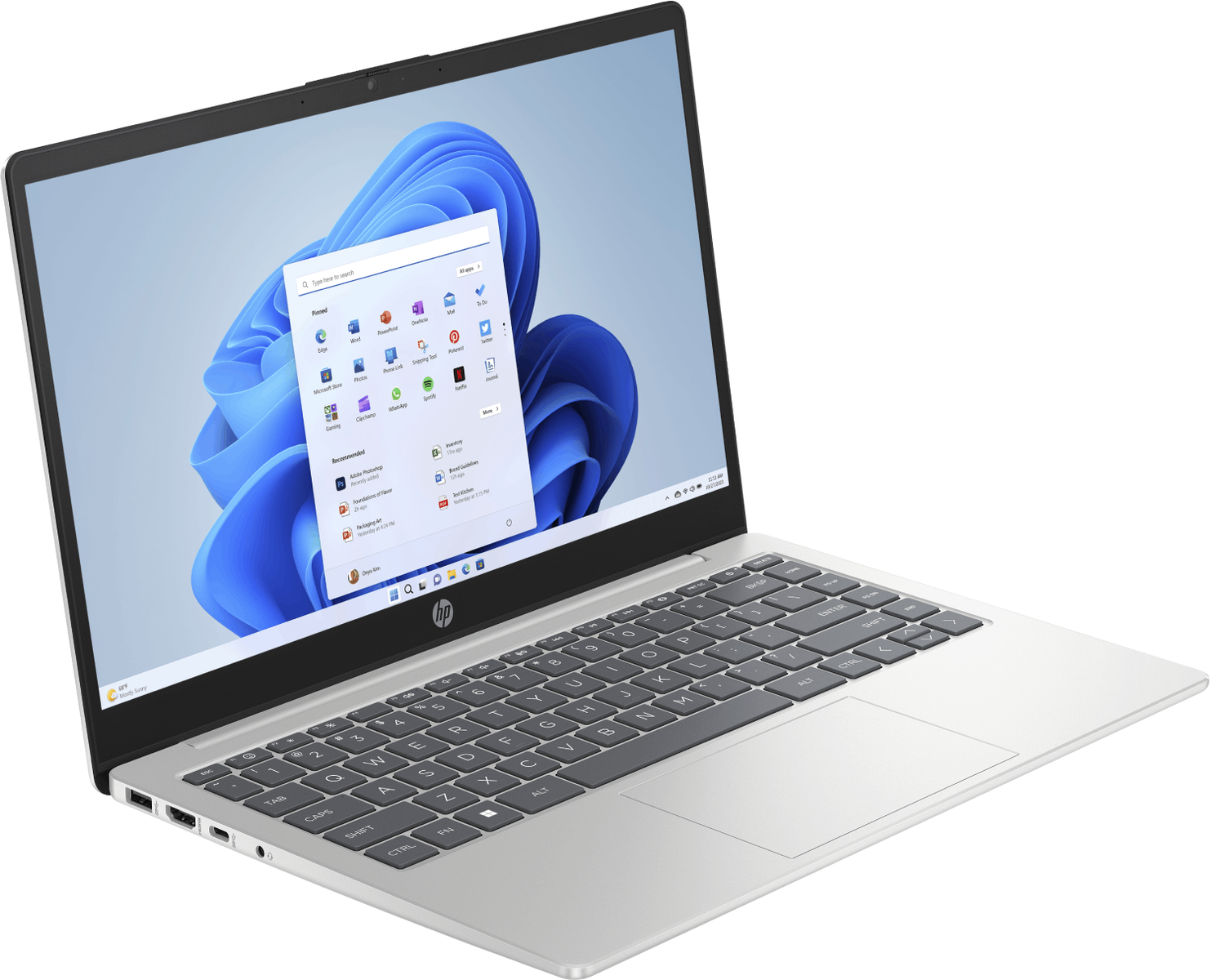 Portátil plateado con Windows 11, abierto en un escritorio con teclado y pantalla.
