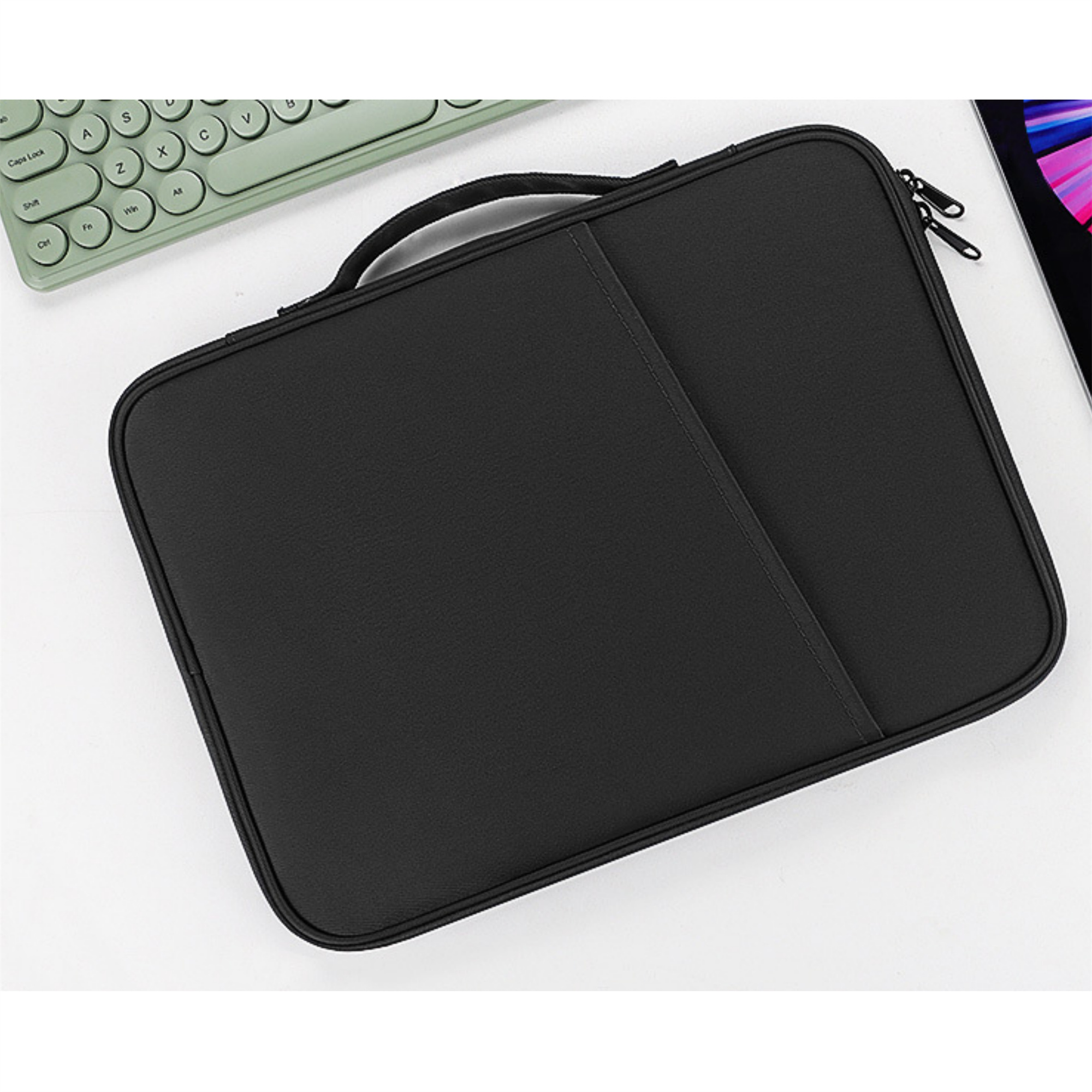 Eine schwarze Laptoptasche mit Griff, Reißverschluss und kleiner Vordertasche.
