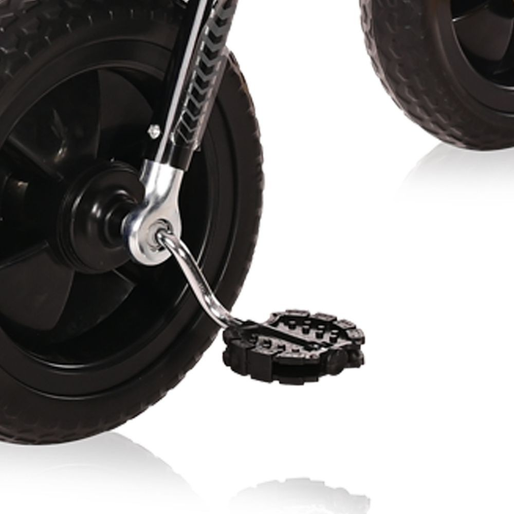 Nahaufnahme eines schwarzen Dreiradrads, Reifens und Pedaldetails, isoliert auf Weiß.