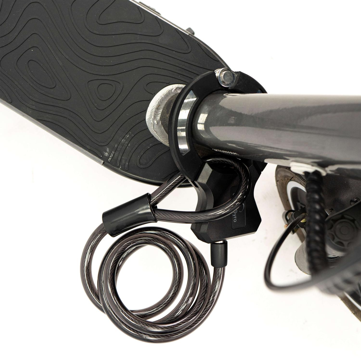 Scooter asegurado con un candado de cable. El candado y el cable son negros. El scooter está sobre una superficie blanca.