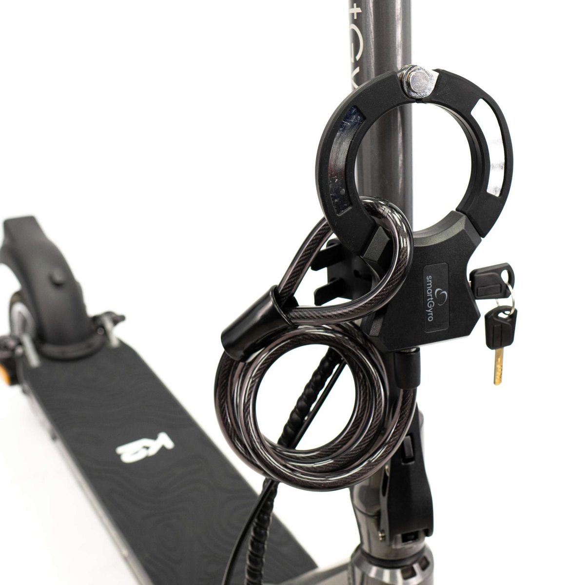 Candado de scooter negro con llave y cerradura, y un scooter.