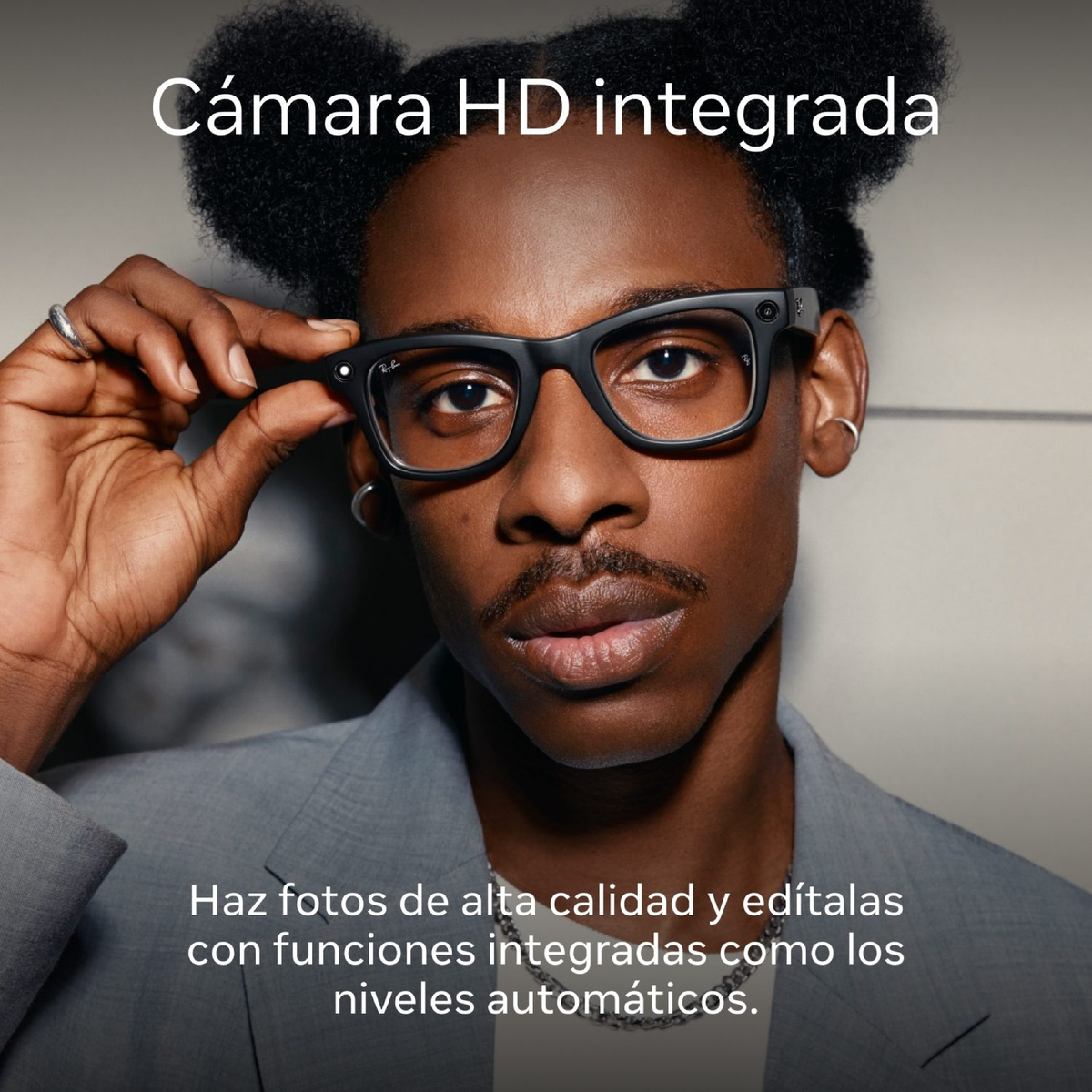 Un uomo con occhiali con telecamera HD integrata. Testo: Foto di alta qualità con livelli automatici.