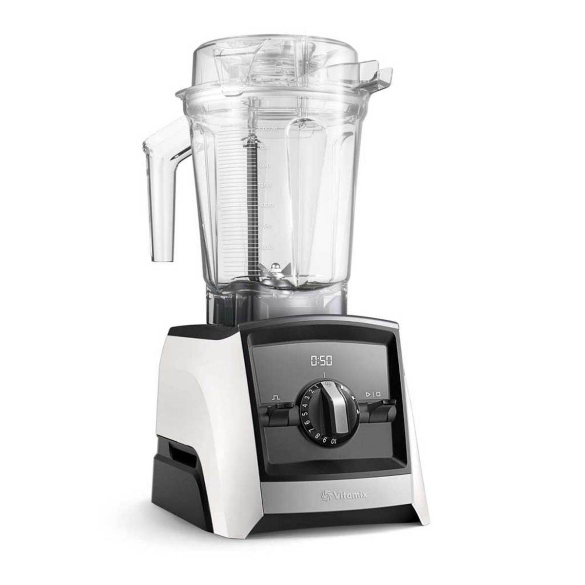 Ein Vitamix-Mixer. Weißer und schwarzer Sockel mit Bedienfeld, durchsichtiger Krug. Weißer Hintergrund.