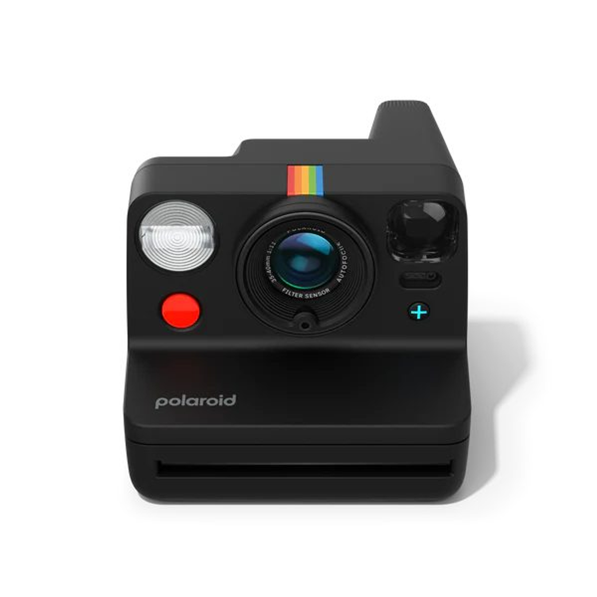 Una fotocamera istantanea Polaroid Now nera con una striscia arcobaleno e pulsante rosso su bianco.