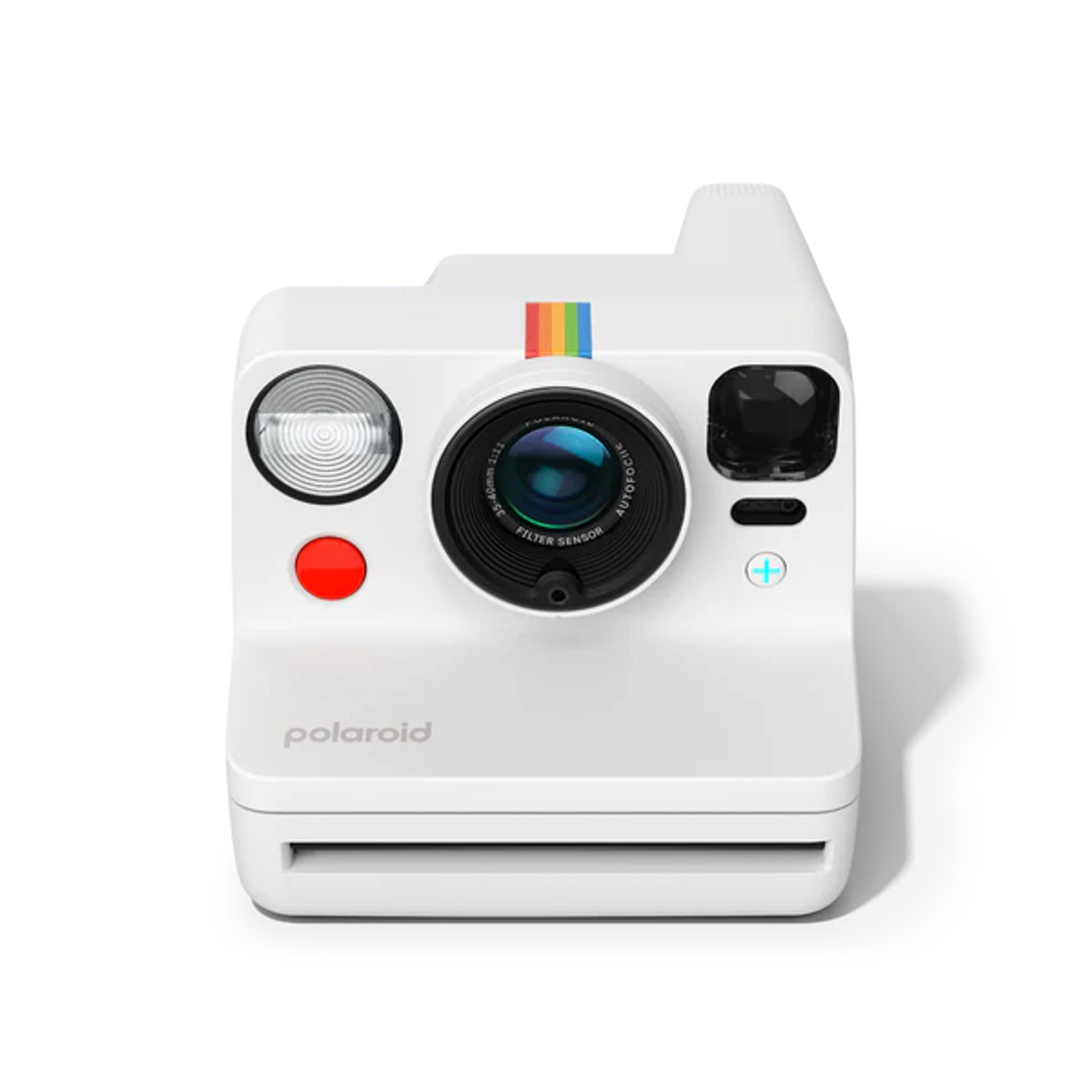 Biały aparat Polaroid, widok z przodu, z obiektywem, tęczowym paskiem i czerwonym przyciskiem.