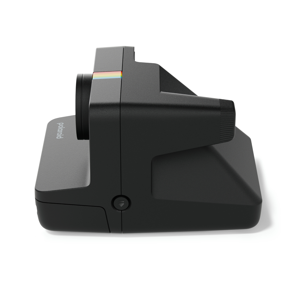 Czarny aparat Polaroid z kolorowym paskiem na górze. Widok z boku, białe tło.