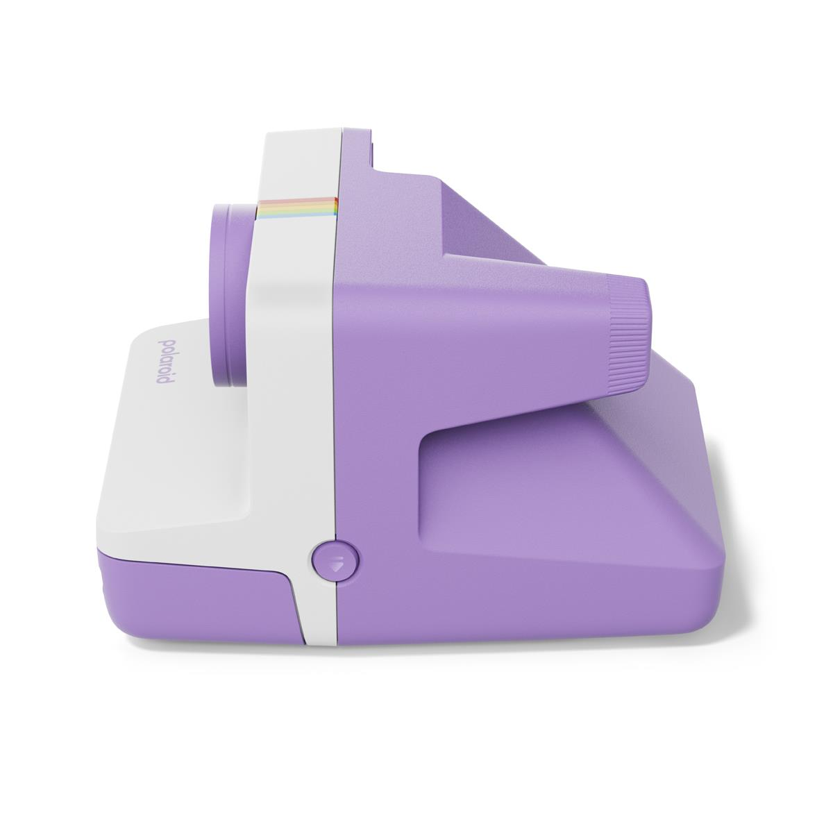 Una vista laterale di una fotocamera Polaroid viola e bianca su una superficie bianca.