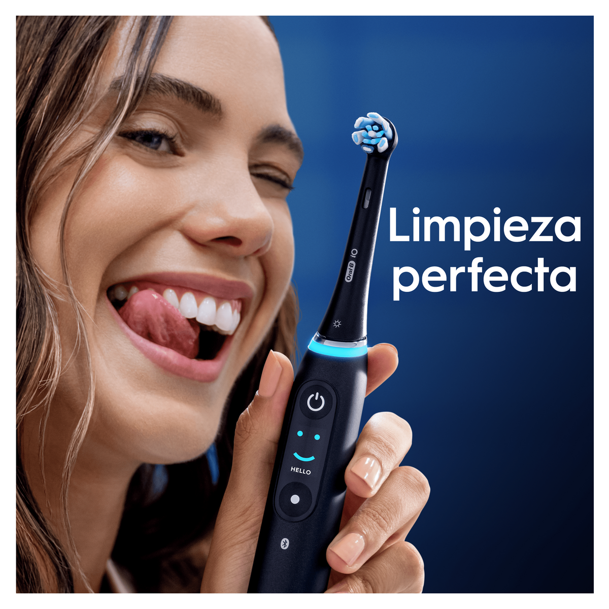 Donna che ammicca, tiene spazzolino elettrico nero con testo 'Limpieza perfecta' su sfondo blu.
