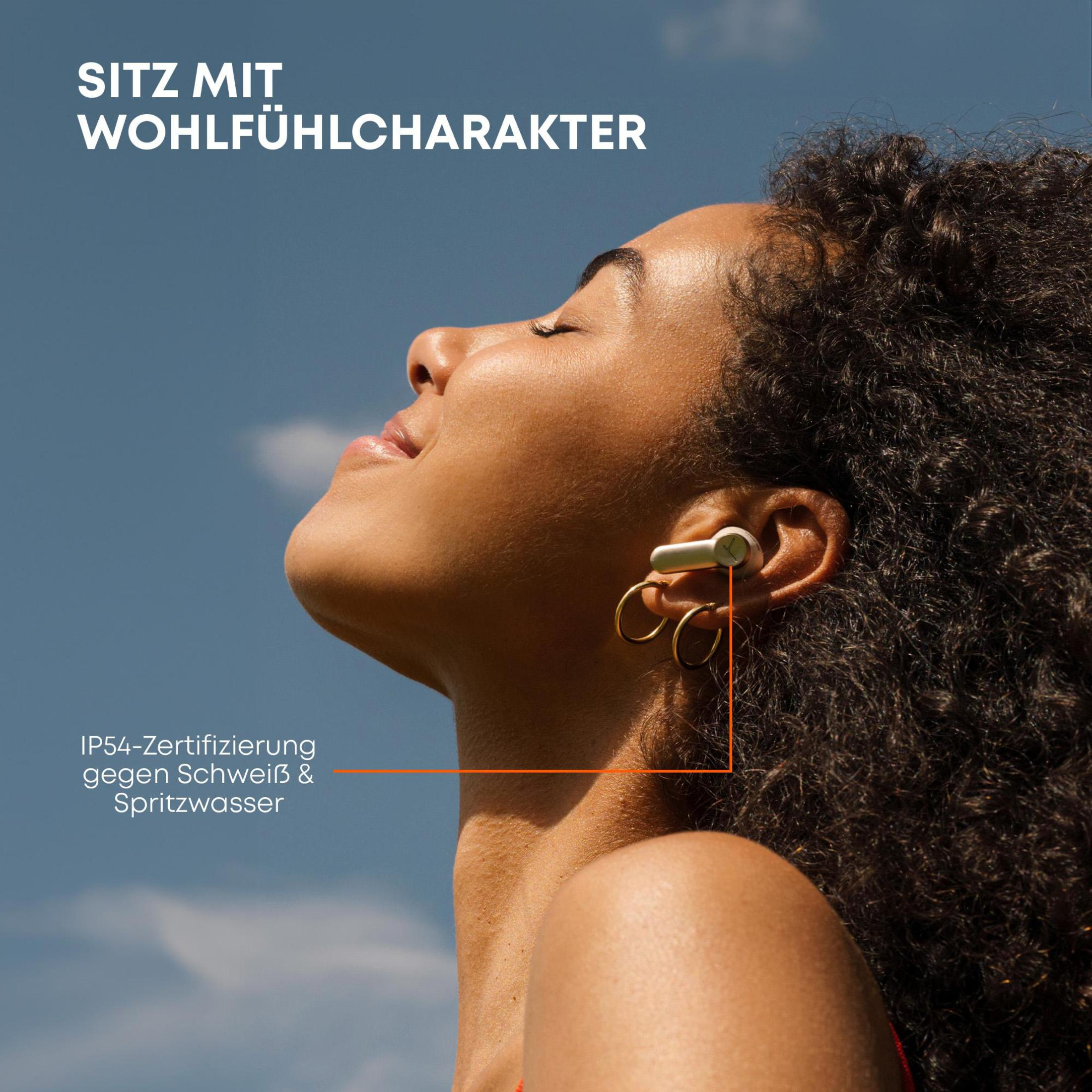 Eine Frau mit Ohrhörern lächelt, mit Text, der Schweiß- und Spritzwasserbeständigkeit anzeigt.