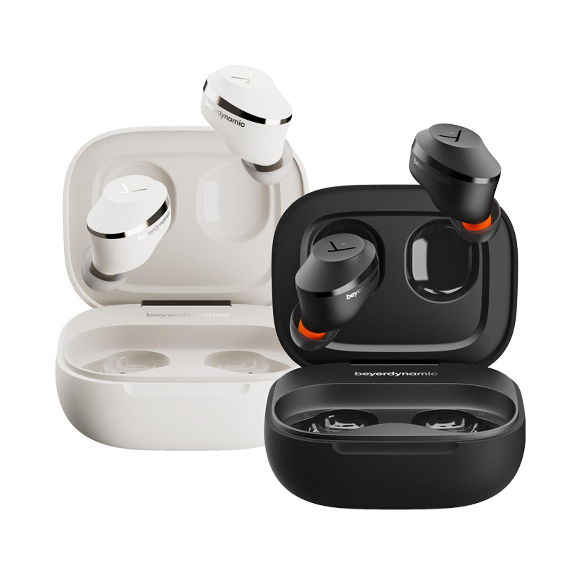 Due paia di auricolari wireless in custodie di ricarica; uno bianco, uno nero, su sfondo bianco.