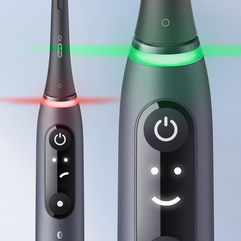 Due spazzolini elettrici Oral-B. Uno mostra una luce rossa, l'altro una luce verde e una faccina sorridente.