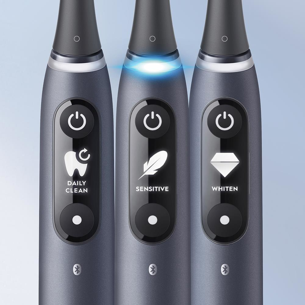 Primo piano di tre spazzolini elettrici che mostrano diverse modalità di pulizia.