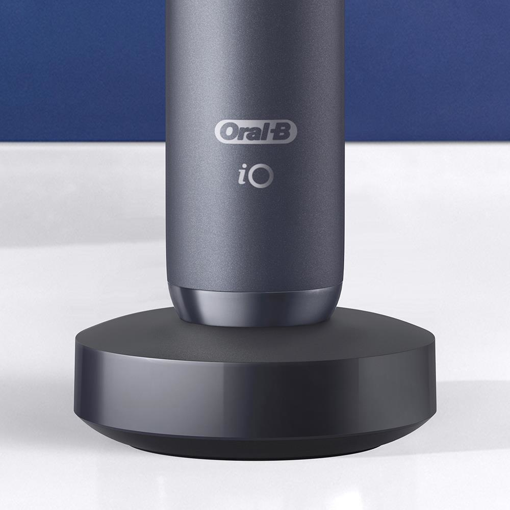 Primo piano della base di ricarica dello spazzolino elettrico Oral-B iO grigio scuro.