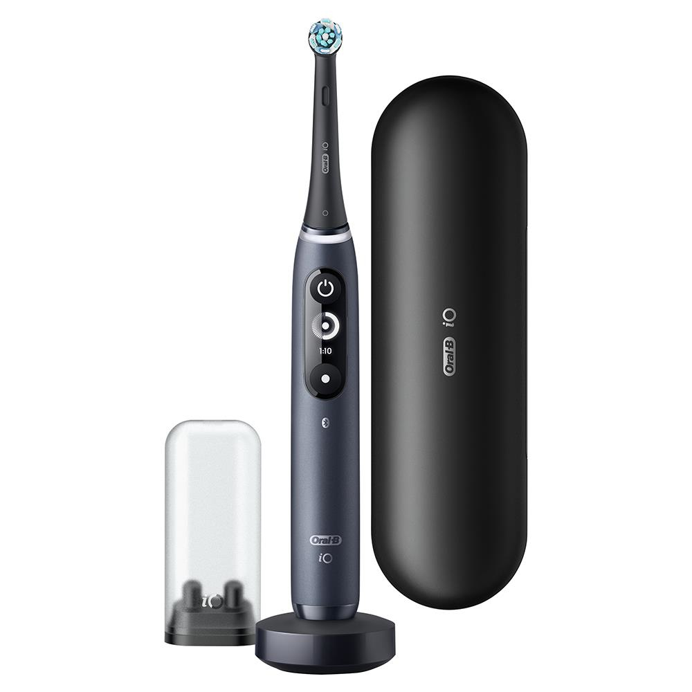 Uno spazzolino elettrico Oral-B iO, base di ricarica e custodia da viaggio su sfondo bianco.