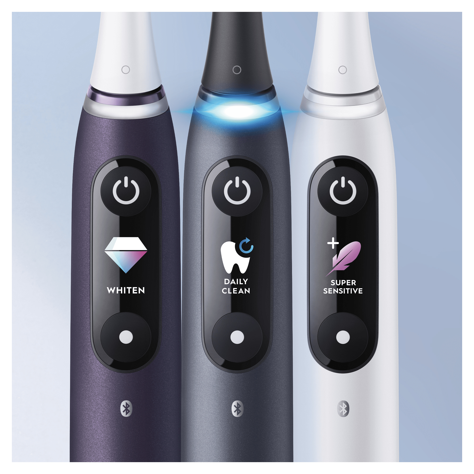 Tres cepillos de dientes eléctricos Oral-B iO con diferentes modos, que muestran Blanqueamiento, Limpieza diaria y Super Sensible.