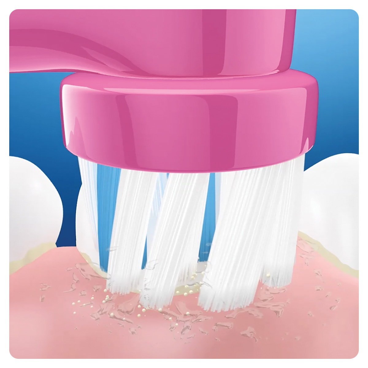 Zbliżenie na różowe włosie szczoteczki czyszczące zęby, pokazujące pianę i usuwanie resztek.