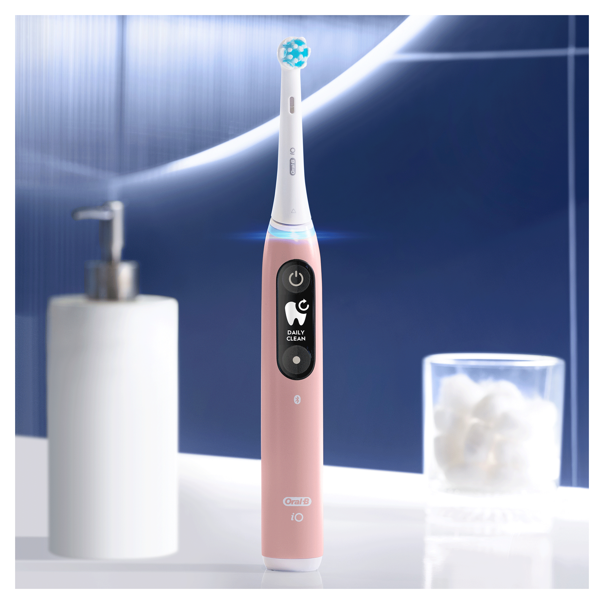 Rosa elektrische Zahnbürste, Ladestation und Zubehör. Der Zahnbürstenbildschirm zeigt Daily Clean.