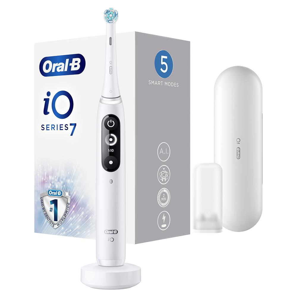 Cepillo de dientes eléctrico blanco y accesorios sobre una superficie blanca.