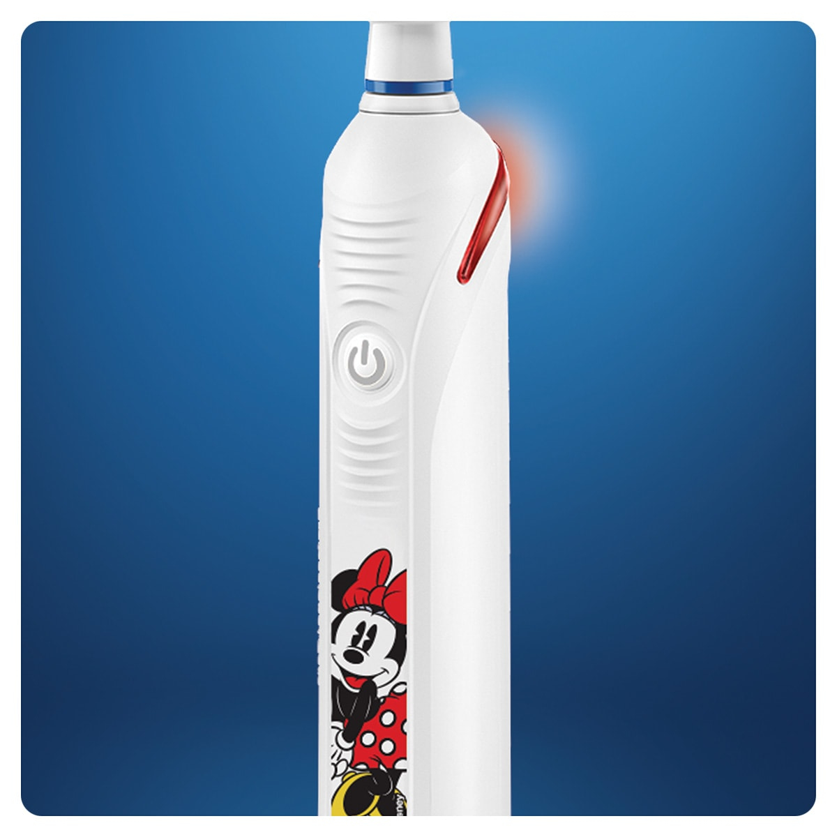 Nahaufnahme einer elektrischen Oral-B Zahnbürste mit Minnie Mouse Design auf blauem Hintergrund.