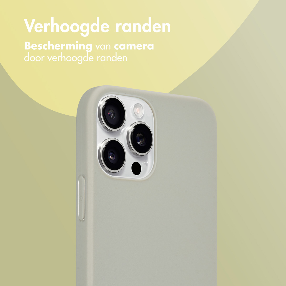 Close-up van telefoonhoesje met drievoudige camera en tekst: bescherming door verhoogde randen.