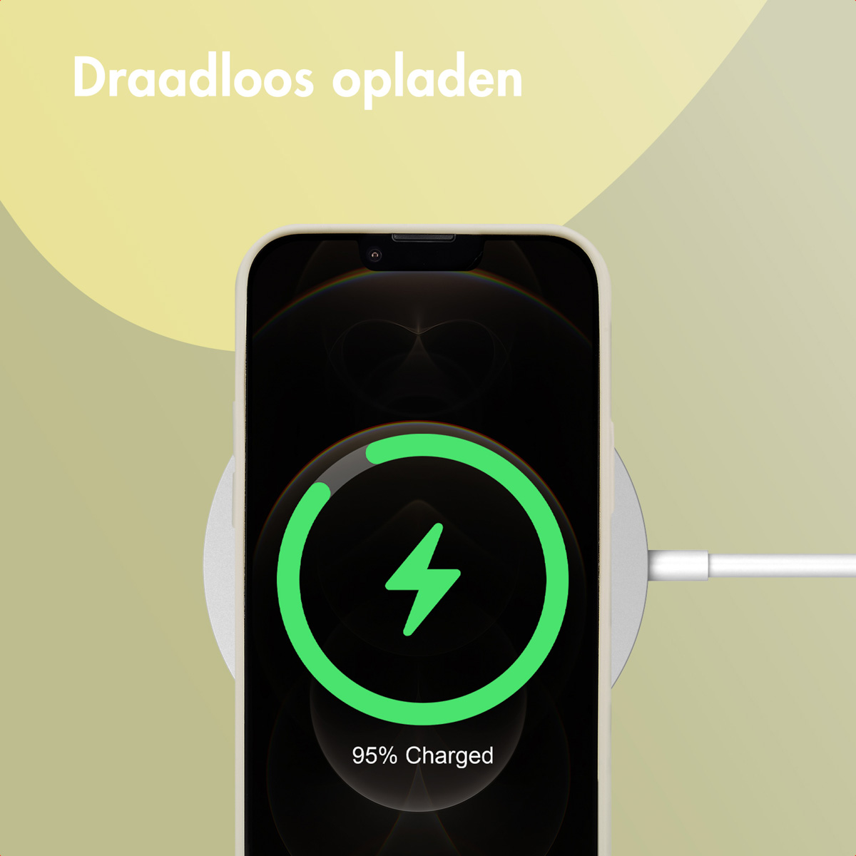 Witte telefoon die oplaadt op een oplaadpad. Groene oplaadindicator toont 95% opgeladen.