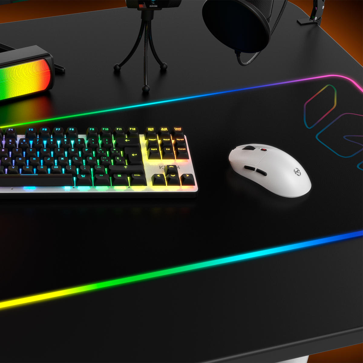 Zwarte gaming-bureau-opstelling met toetsenbord, muis, microfoon en speaker. LED-verlichting.