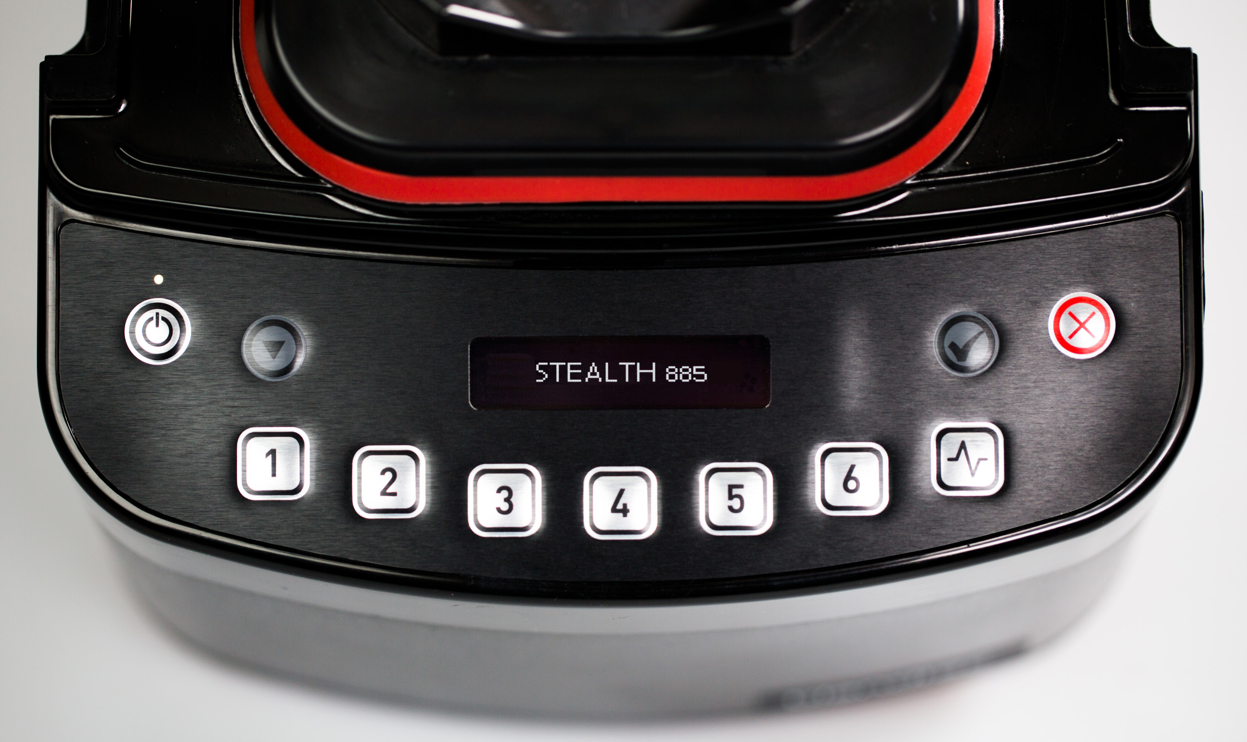 Primo piano del pannello di controllo di un frullatore nero con pulsanti e un display che mostra 'STEALTH 885'.