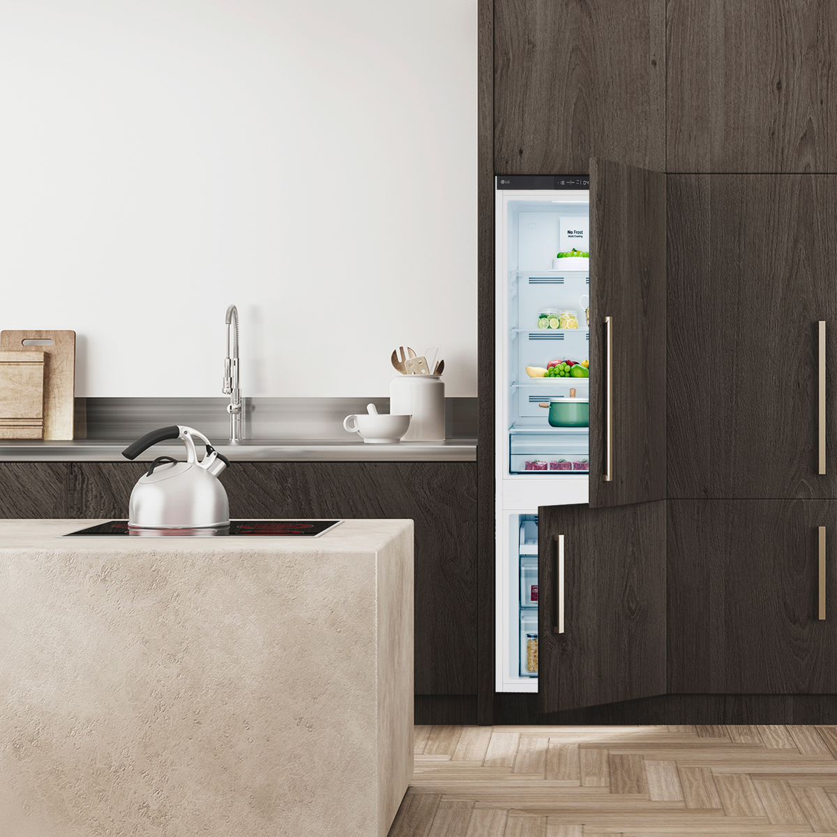 Cucina moderna con parete bianca e mobili in legno scuro. Lavello in acciaio inox e bollitore sul bancone.