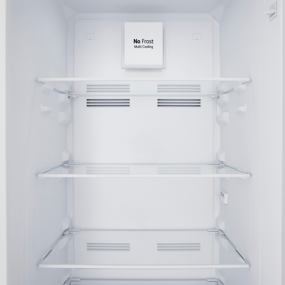 Leerer weißer Kühlschrankinnenraum mit Glasböden und 'No Frost'-Etikett.