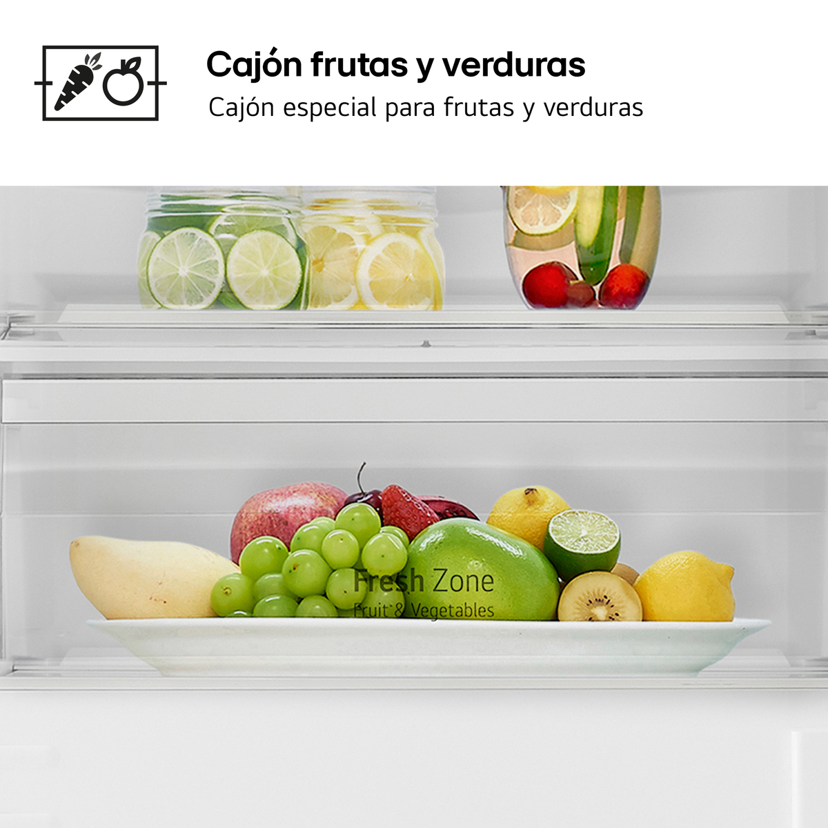 Kühlschublade mit Obst und Gemüse; Zitronen, Kiwi, Trauben, Mangos.
