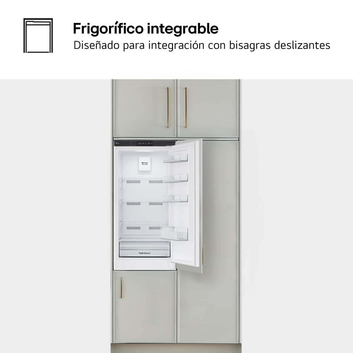 Ein offener Kühlschrank mit Regalen und Schubladen ist in einen grauen Schrank integriert.