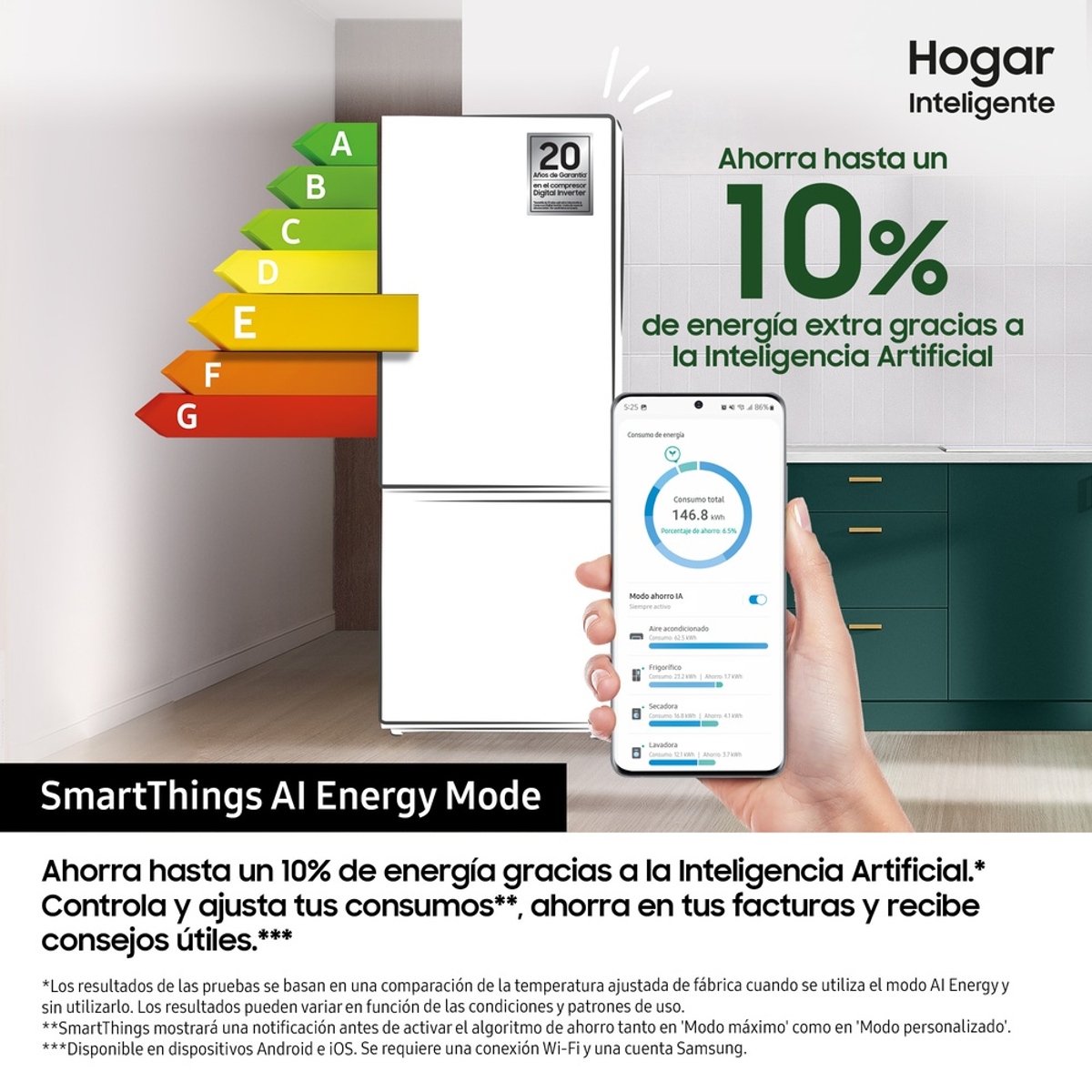 Refrigerador, blanco, con etiqueta energética y pantalla de teléfono, en un entorno de cocina moderno.