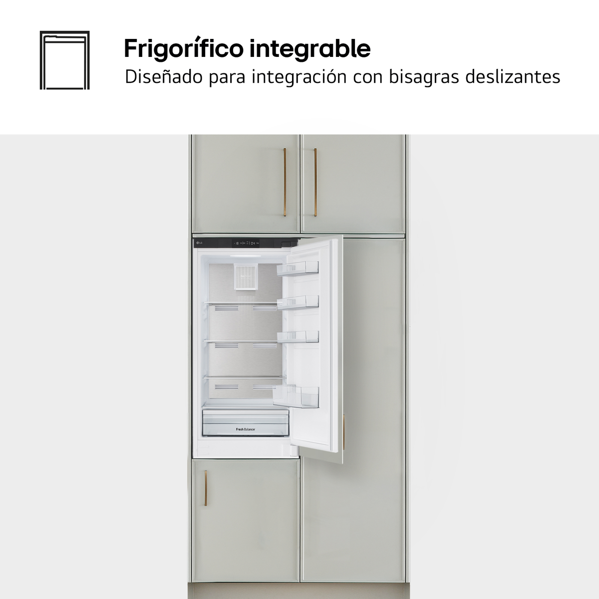Frigorifero integrato con porta aperta, dentro l'armadio della cucina. Armadio grigio chiaro.