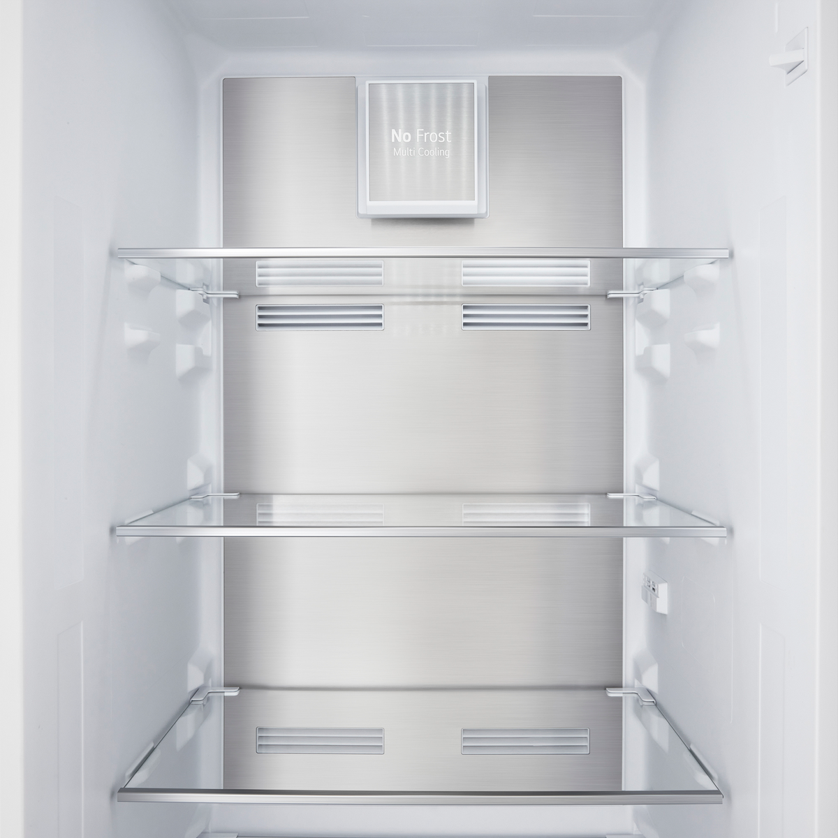Interno del frigorifero vuoto con ripiani in vetro, schienale in acciaio inox e interno bianco.