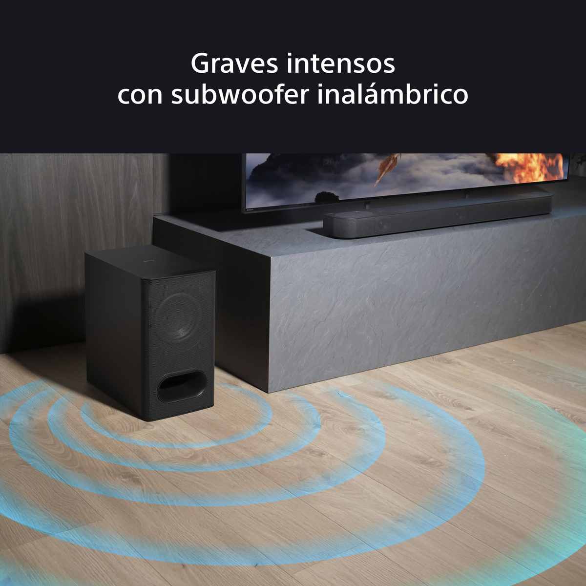 Eine schwarze Soundbar und ein schwarzer Subwoofer auf einem Holzboden. Blaue Schallwellen-Grafiken sind sichtbar.