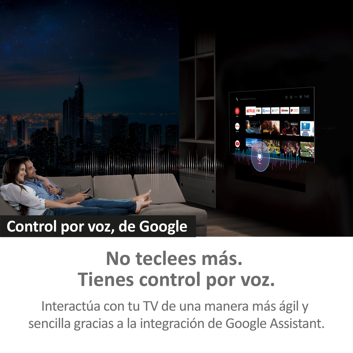 Para na kanapie ogląda TV z Google voice control. Tło: nocny krajobraz miasta.