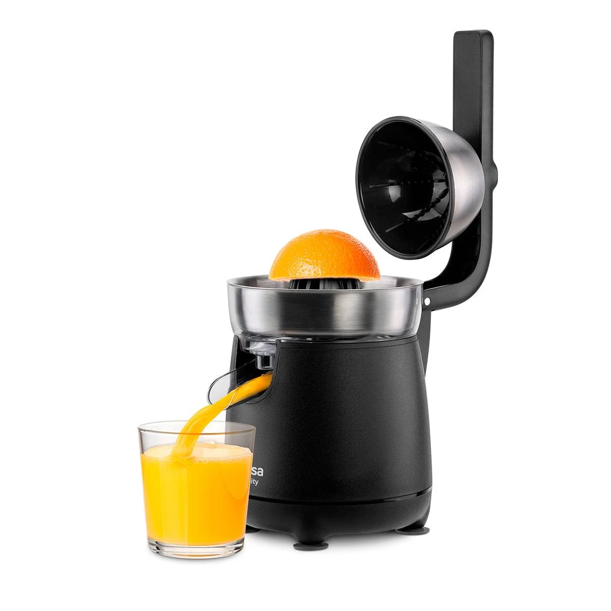 Una exprimidora negra con una naranja exprimiéndose en un vaso de zumo de naranja.