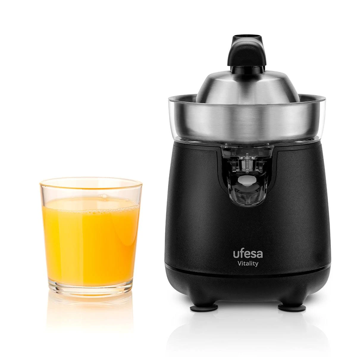 Exprimidor de cítricos Ufesa negro con un vaso de zumo de naranja sobre una superficie blanca.