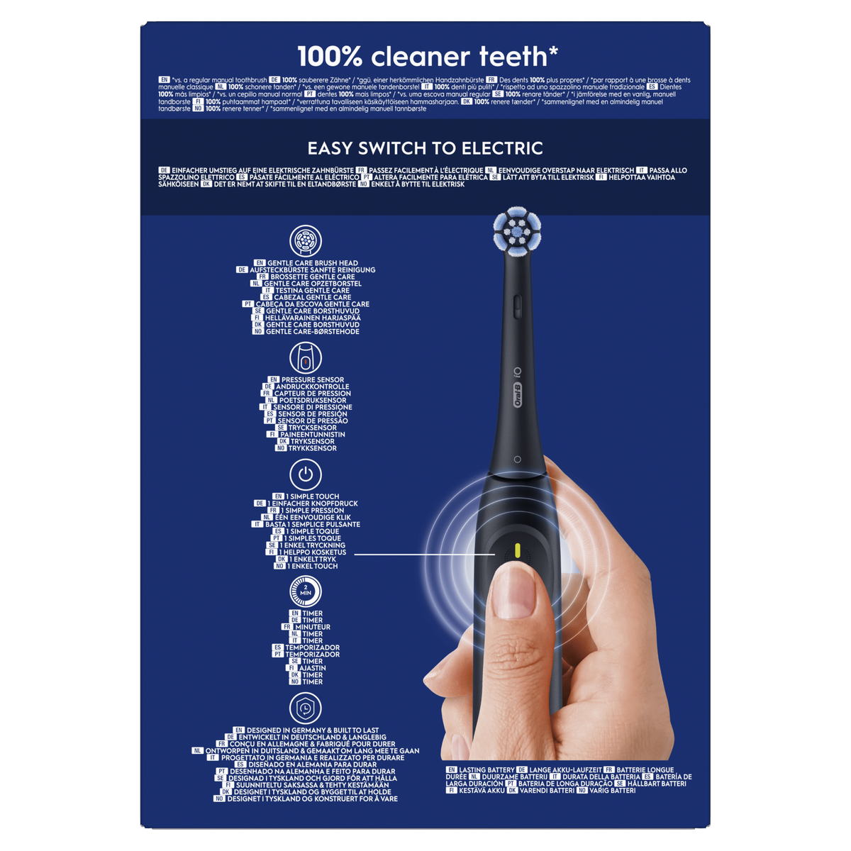 Kobieta uśmiecha się, szczotkując zęby elektryczną szczoteczką do zębów.