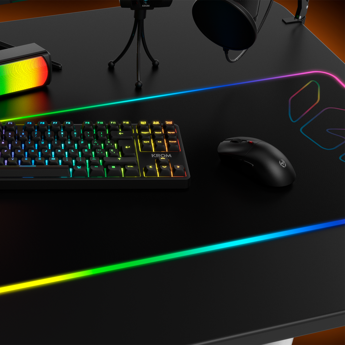 Gaming-bureau-opstelling met zwart toetsenbord, muis, microfoon en speaker. De muis is wit.