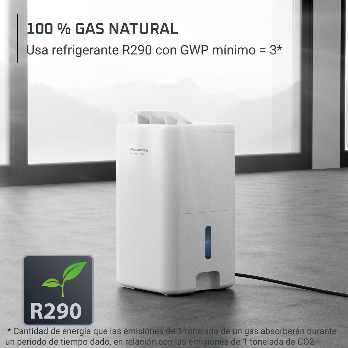 Deumidificatore bianco con indicatore di livello dell'acqua blu, vicino a una finestra. Testo R290 e gas naturale.