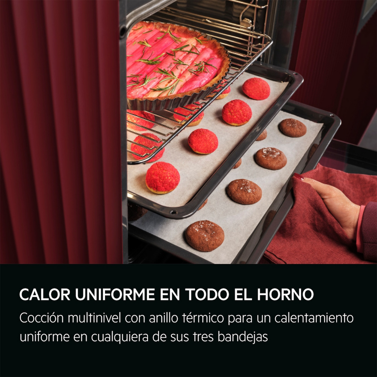 Piekarnik z wypiekami na tacach; quiche i czerwone ciastka. Tekst mówi 'równomierne ciepło w piekarniku'.