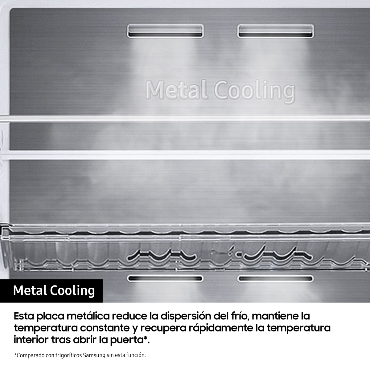 Interior del refrigerador con placa metálica de enfriamiento y texto en la parte inferior.